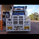 Da Road Trains nicht rechtzeitig ausweichen oder bremsen (können), haben sie Frontschutzbügel